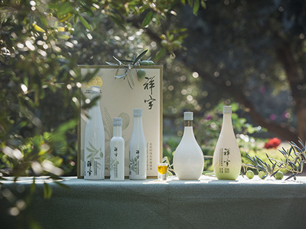 祥宇特級(jí)初榨橄欖油，純手工采摘、精選優(yōu)質(zhì)油橄欖鮮果，用意大利貝亞雷斯全自動(dòng)設(shè)備物理冷榨工藝，在鮮果采摘后8小時(shí)內(nèi)限時(shí)鮮榨而成。