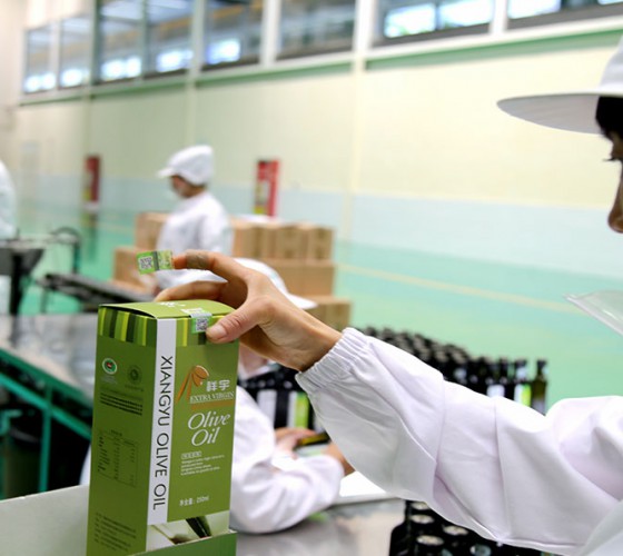 公司國(guó)通“訂單農(nóng)業(yè)”模式，獨(dú)創(chuàng)8小時(shí)限時(shí)鮮榨，從手工采摘、按質(zhì)收購(gòu)、便捷運(yùn)輸、純物理冷榨、充氮低恒溫儲(chǔ)存、灌裝等全程管理，并通過(guò)嚴(yán)格的品質(zhì)控..