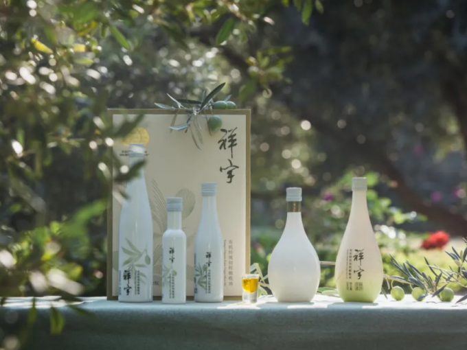 從甘肅隴南的青山幽谷，到一線(xiàn)城市的高端賣(mài)場(chǎng)；從一顆油橄欖在晨露中初綻的青澀，到一..